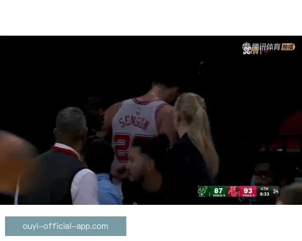 申京疑似腰部受伤多次捂腰返回更衣室比赛情况引关注